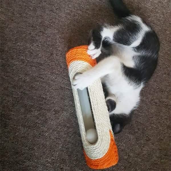 Rolling Sisal Cat Scratching Post with 3 Interactive Balls